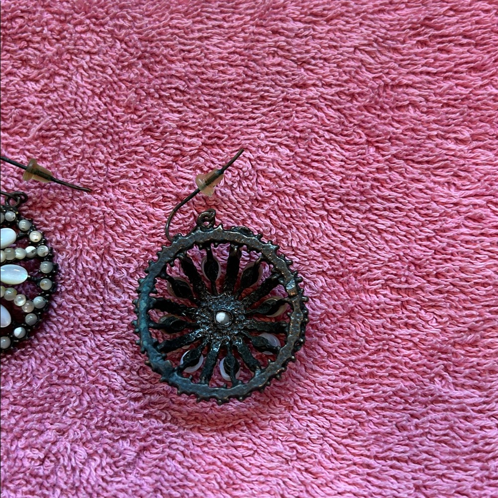 Black wire mother-of-pearl beaded earrings - Picture 2 of 2